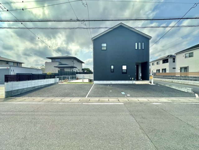 【太陽光発電システム】潮来市日の出オール電化住宅の駐車場