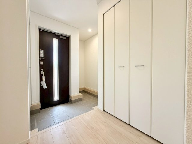 【玄関】 | 長塚町５丁目２号棟 | 即日のご見学も可能です。お気軽に0476-37-3888までお問合せ下さい。