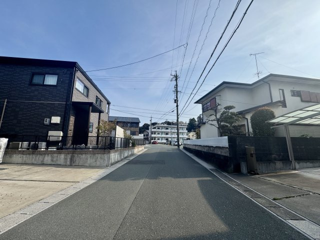 鴨江2丁目の前面道路含む現地写真|すこし出れば主要道路ですが中は車通りも多くありません。