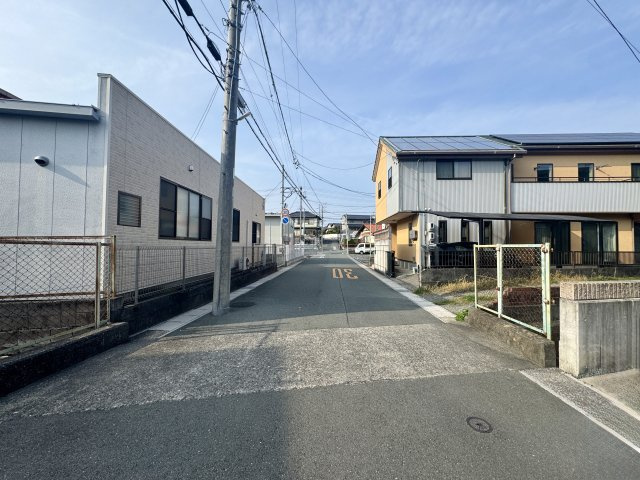 鴨江2丁目の前面道路含む現地写真|ゆったりした通りで駐車しやすいですね。