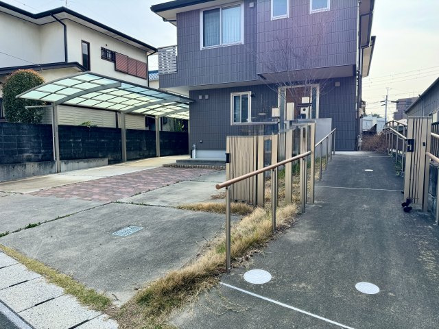 鴨江2丁目のエントランス|スロープ付きで車いすでも通れます。