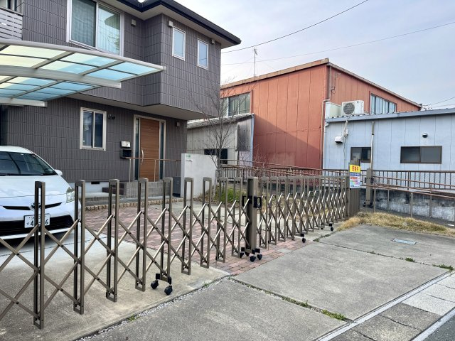 鴨江2丁目の駐車場|ゲートを閉めれば大切なお車も安心して保管できます。
