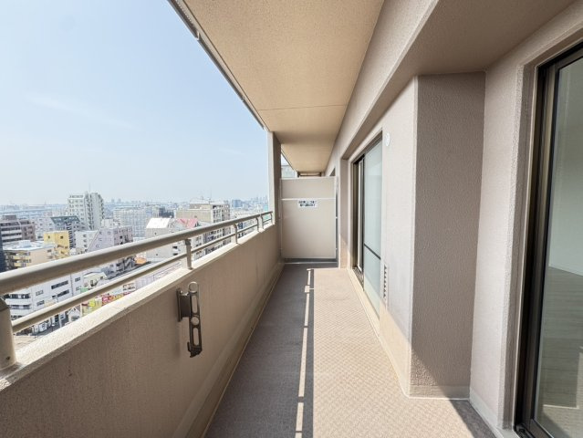 パニエ六甲のバルコニー|南向きバルコニーなので日照時間が長く、朝から夕方まで安定して日が入ります。日差しがしっかり当たるため、外干しでも乾きやすく家事効率があがります。
