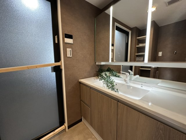 ドルフ灘ヴェールデュランの独立洗面台|ホテルライクな洗面台を新設。収納付きで使い勝手も良好。上質なデザインと機能性を兼ね備えた、毎日の身支