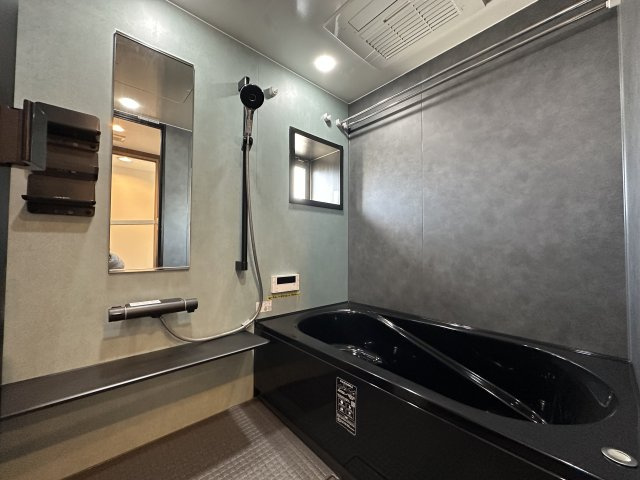 ドルフ灘ヴェールデュランの浴室|ブラックカラーの浴槽が映えるスタイリッシュな浴室。高級感と落ち着きを兼ね備え、一日の疲れを癒す上質な