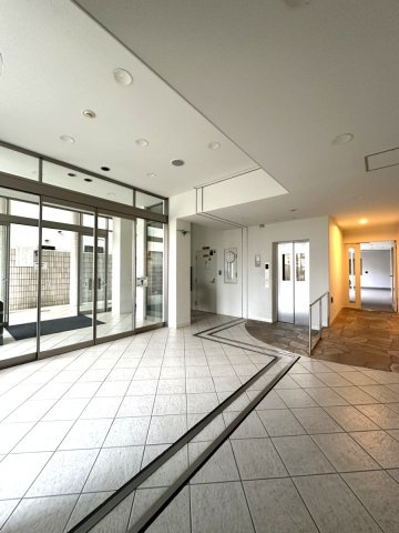 ドルフ灘ヴェールデュランのロビー|駐車場利用権付きでお車をお持ちの方にも安心の住まい。バルコニーから自然光が差し込む明るい室内が魅力で