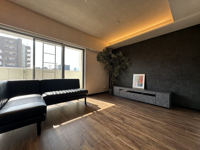 ドルフ灘ヴェールデュランの居間・リビング|ゆとりあるLDKは明るく開放的な空間設計。家族が自然と集まる居心地の良い住まいで、日々の暮らしにゆと