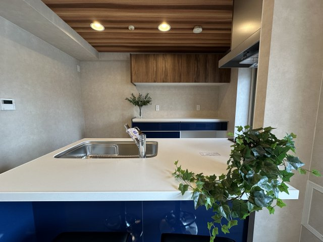 ドルフ灘ヴェールデュランのキッチン|木目調天井が印象的なキッチン空間。温もりあるデザインが空間全体を引き締め、上質で居心地の良い雰囲気を