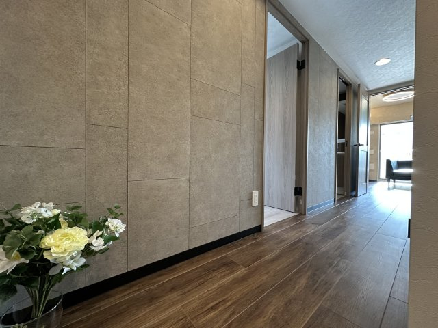 ドルフ灘ヴェールデュランの設備|タイル調グレークロスが印象的なスタイリッシュな廊下。ホテルライクな雰囲気を演出する洗練されたデザイン