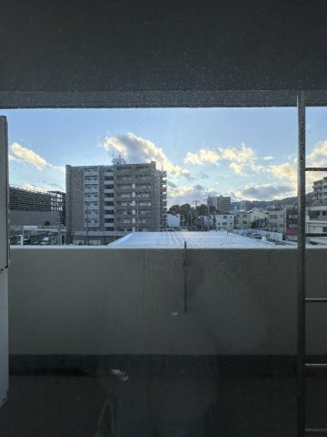 ドルフ灘ヴェールデュランのバルコニー|バルコニーからは開放感ある美しい眺望が広がります。周囲の景色をゆったりと楽しめる心地よい空間で、朝の