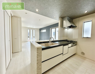 【居間・リビング】 | 本日内見できます　小・中学校6分　WIC付　市川市真間5　3号棟 | 販売現地