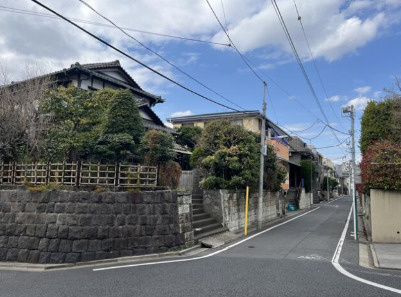 台東区谷中２丁目の戸建の前面道路含む現地写真