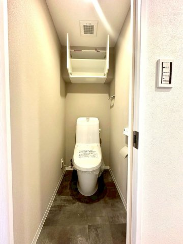 サンライズ片倉のトイレ|コンパクトながら機能性に優れたトイレ空間。上部収納付きで、すっきりとした清潔感を保てます。