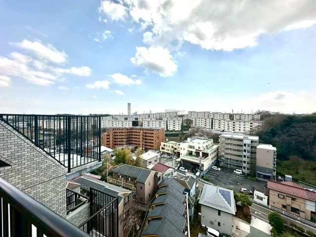 サンライズ片倉の展望|開放感あふれるバルコニーは、心地よい風と陽光を感じられる贅沢な空間。ゆったりとした奥行きがあり、洗濯物干しはもちろん、寛ぎのひとときにも最適です。