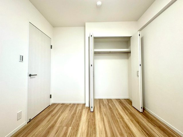 サンライズ片倉の洋室|シンプルで使い勝手の良いクローゼット付き洋室。整理整頓がしやすく、居室を広く有効に活用できます。