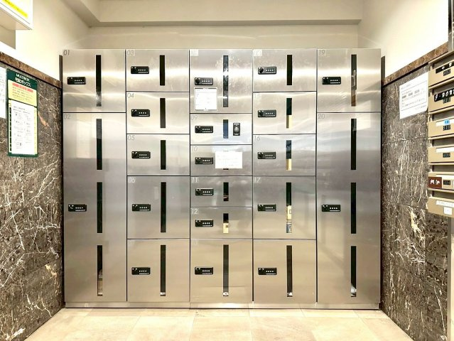 サンライズ片倉のその他共用部分|共用部には宅配ボックスを完備。不在時でも荷物の受け取りが可能で、忙しい毎日の暮らしを快適にサポートします。