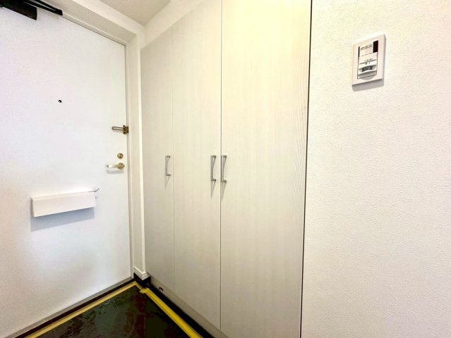 サンライズ片倉の玄関|清潔感あふれる玄関スペース。大容量のシューズボックスを備え、すっきりとした印象で来客をお迎えいただけます。
