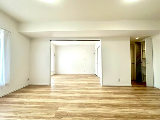 サンライズ片倉の居間・リビング|隣接する居室と一体利用が可能な間取り。開放すればさらに広がりを感じる、柔軟性の高い住空間です。