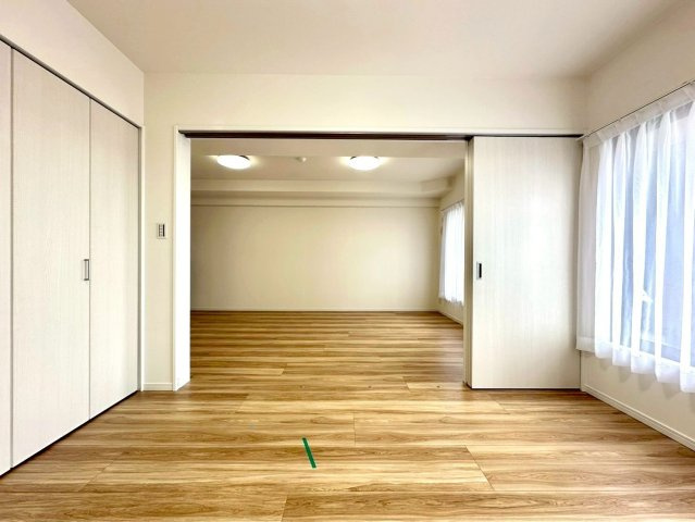 サンライズ片倉の洋室|隣接する居室と一体利用が可能な間取り。開放すればさらに広がりを感じる、柔軟性の高い住空間です。