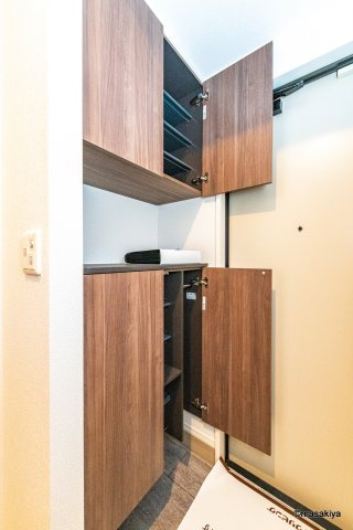 コラージュくりたの玄関
