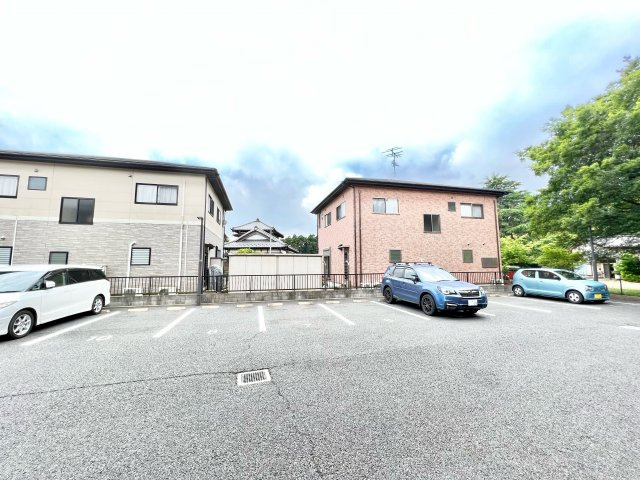 グロリオーサの駐車場