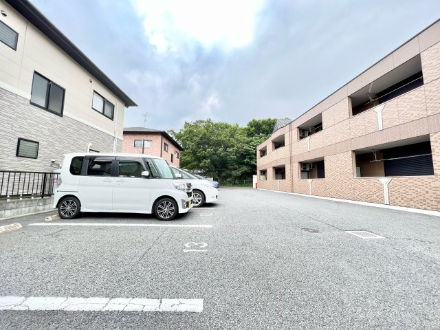グロリオーサの駐車場