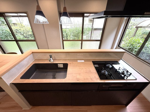 大津市瀬田5丁目中古戸建　天然木フルリノベーションのキッチン|リクシルのキッチンです
3口ガスコンロ、食洗機付き、浄水器内蔵型の水栓です