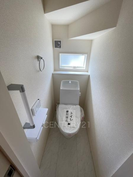 前橋市樋越町第4 5号棟のトイレ|１階トレイです。
温水シャワー洗浄機能付きです。
手摺り付きです。