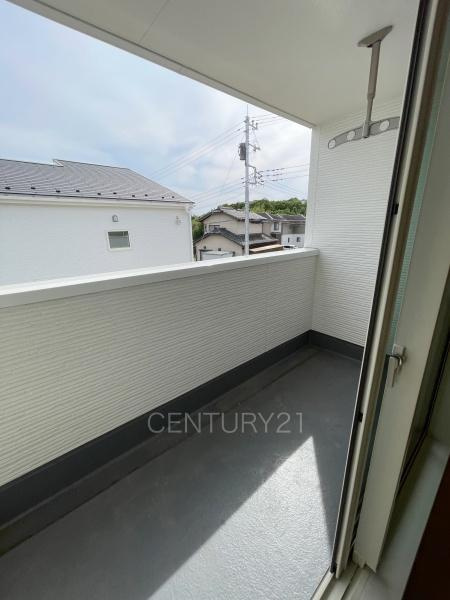 前橋市樋越町第4 5号棟のバルコニー|天井付きバルコニーは急な雨にも安心。
干した洗濯物や布団が外壁に干渉しづらい、天井吊り下げ式の物干し金具付き。