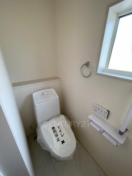 前橋市樋越町第4 5号棟のトイレ|２階トイレです。
温水シャワー洗浄機能付き。
手摺り付きです。