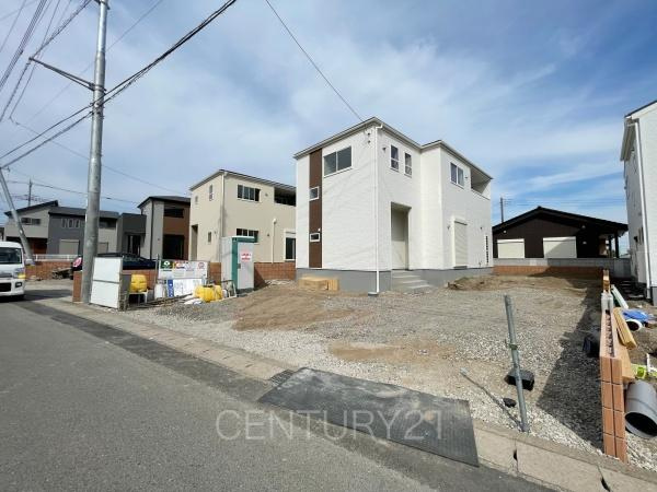 前橋市樋越町第4 5号棟の前面道路含む現地写真|並列駐車可能な駐車場スペースです。