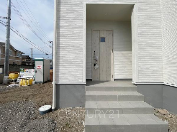 前橋市樋越町第4 5号棟の玄関|スマートキー付きの玄関。
鍵を探すことなくドアの開閉が可能です。
郵便物を守る鍵付きポストです。
インターホンは録画機能付きで防犯面に優れます。