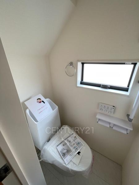 前橋市樋越町第4 3号棟のトイレ|１階トレイです。
温水シャワー洗浄機能付きです。
手摺り付きです。