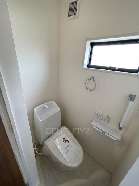 前橋市樋越町第4 3号棟のトイレ|２階トイレです。
温水シャワー洗浄機能付き。
手摺り付きです。