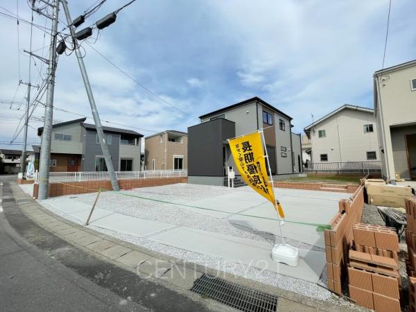 前橋市樋越町第4 3号棟の前面道路含む現地写真|並列駐車可能な駐車場スペースです。