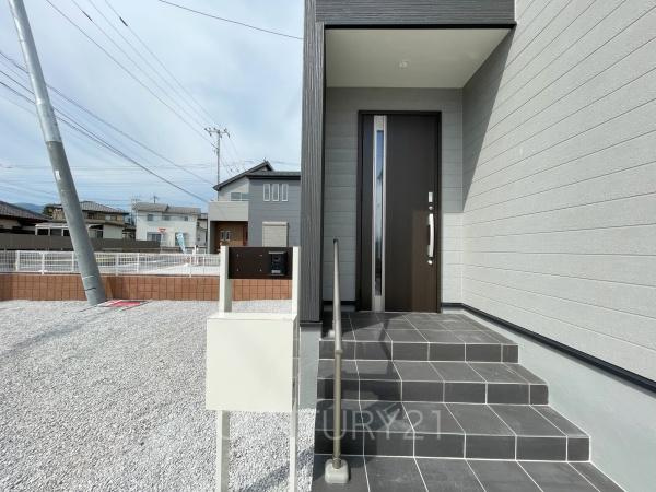 前橋市樋越町第4 3号棟の玄関|スマートキー付きの玄関。
鍵を探すことなくドアの開閉が可能です。
郵便物を守る鍵付きポストです。
インターホンは録画機能付きで防犯面に優れます。
