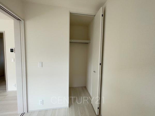 前橋市樋越町第4 2号棟の収納|ハンガーパイプ付きクローゼットです。