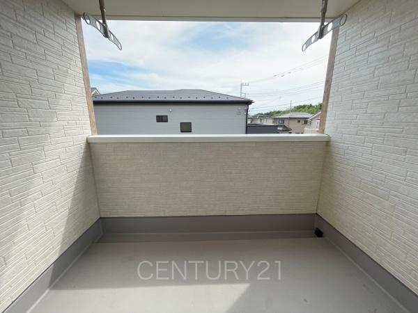 前橋市樋越町第4 2号棟のバルコニー|天井付きバルコニーは急な雨にも安心。
干した洗濯物や布団が外壁に干渉しづらい、天井吊り下げ式の物干し金具付き。