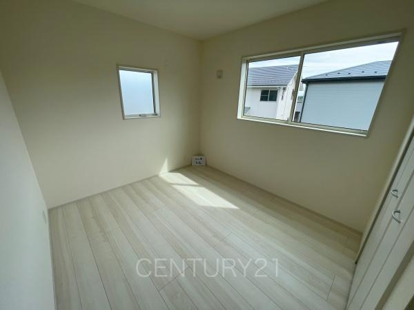 前橋市樋越町第4 2号棟の子供部屋|２面採光の明るい洋室です。
