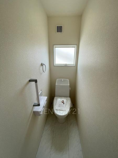 前橋市樋越町第4 2号棟のトイレ|２階トイレです。
温水シャワー洗浄機能付き。
手摺り付きです。