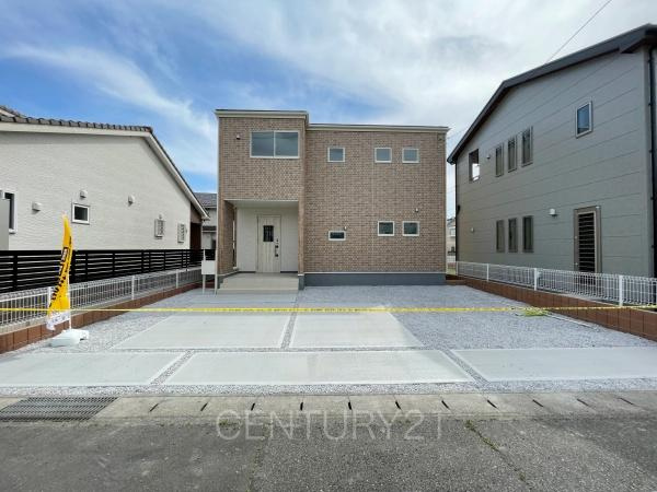 前橋市樋越町第4 2号棟の前面道路含む現地写真|並列駐車可能な駐車場スペースです。