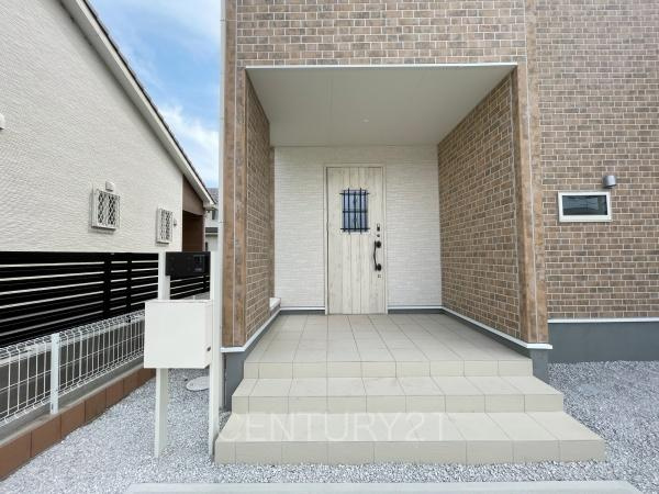 前橋市樋越町第4 2号棟の玄関|スマートキー付きの玄関。
鍵を探すことなくドアの開閉が可能です。
郵便物を守る鍵付きポストです。
インターホンは録画機能付きで防犯面に優れます。