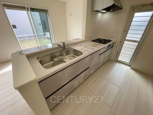 前橋市樋越町第4 2号棟のキッチン|シンクも大きく洗い物もしやすい浄水器付。シャワーヘッドは引き出し可能、シンクの隅々まで洗い流せます。
