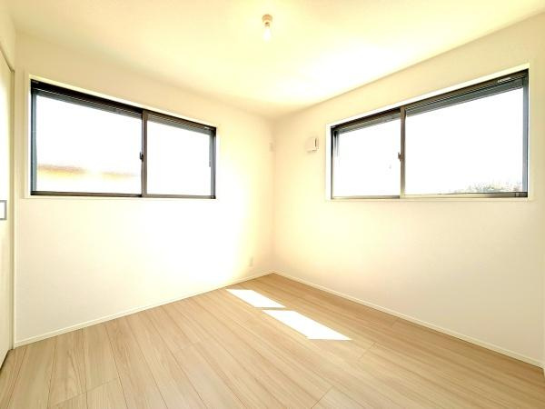 横浜市保土ケ谷区上菅田町の新築一戸建の洋室|二面採光の明るく、落ち着きのある洋室！
休日はこちらでおくつろぎ下さい♪