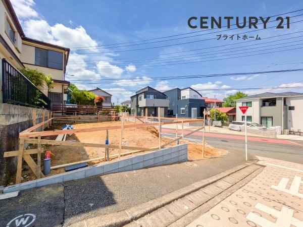 横浜市港北区小机町の新築一戸建の前面道路含む現地写真|周辺は落ち着いた街並みになります。
子育てにはぴったりの住環境♪