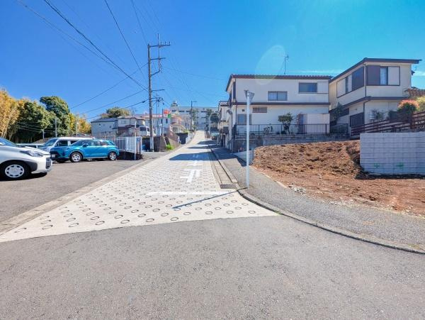 横浜市港北区小机町の新築一戸建の前面道路含む現地写真|同仕様物件のご案内をさせて頂きます。
お車でご自宅まで送迎承ります。