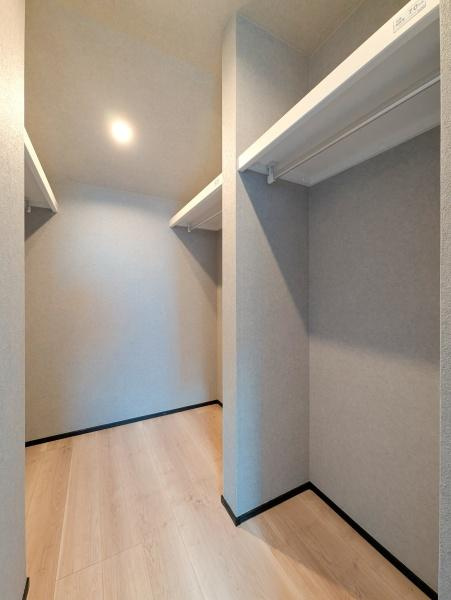 横浜市青葉区大場町の新築一戸建の収納|WICでお部屋もスッキリと利用できます！
洋服以外にも収納できるのは嬉しいポイント！
