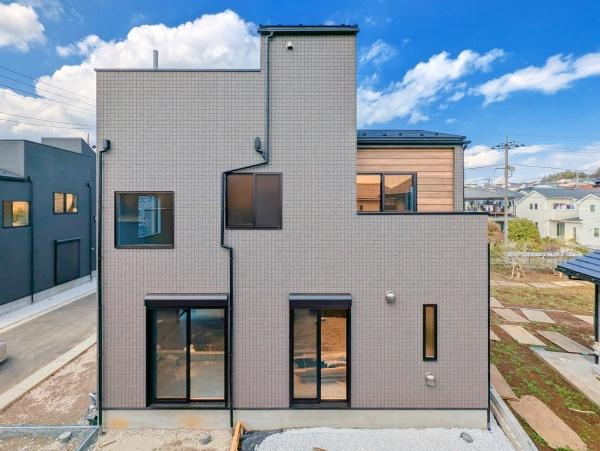 横浜市青葉区大場町の新築一戸建の外観|堂々と完成しました！いつでもご案内可能です！
お車でご自宅まで送迎承ります。