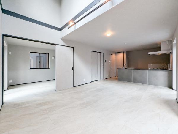 横浜市青葉区大場町の新築一戸建の居間・リビング|家族が自然と集まるリビングは
落ち着きのある空間です♪