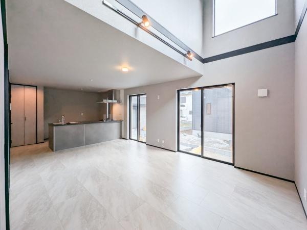 横浜市青葉区大場町の新築一戸建の居間・リビング|明るいLDK！！
陽当たり良好です。